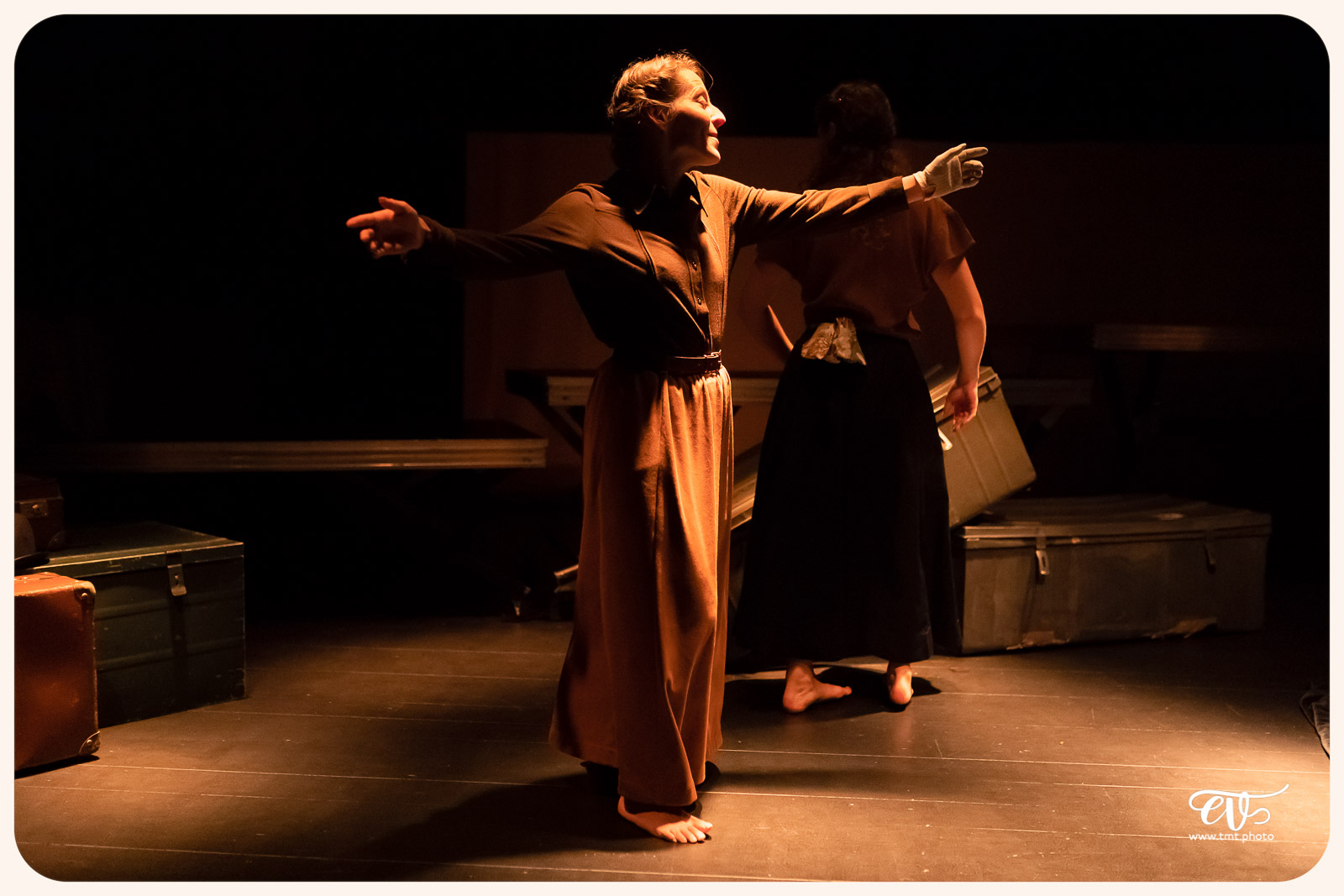 LA MESNIE H. - UN JOUR D'ÉTÉ